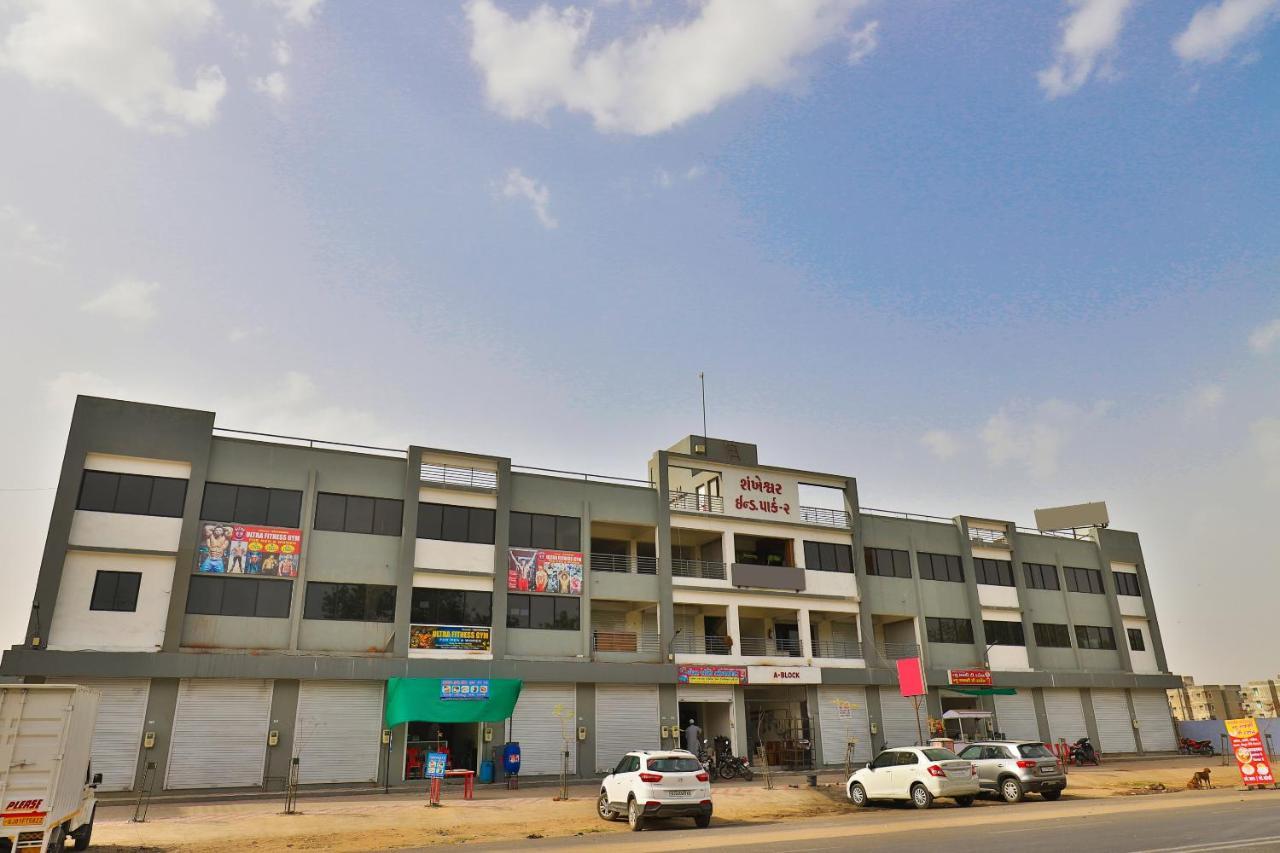 Hotel Oyo 15417 Red Rose Watuwa Exterior foto