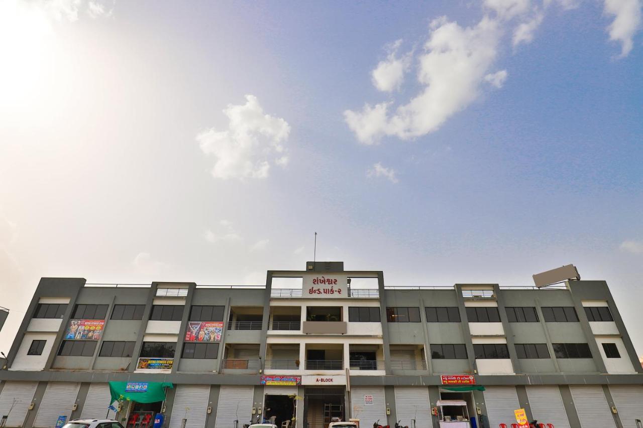 Hotel Oyo 15417 Red Rose Watuwa Exterior foto